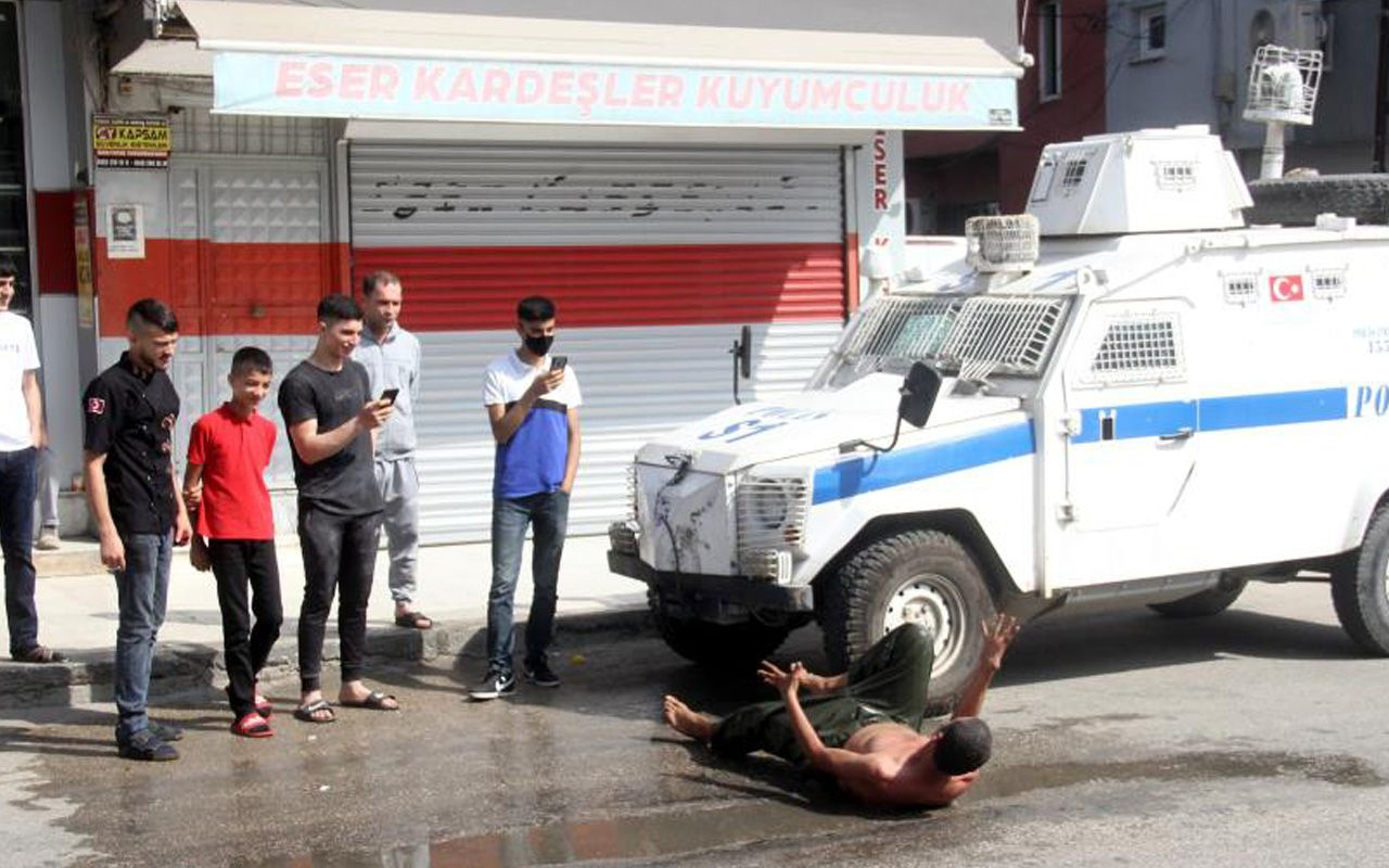 Adana'da psikolojisi bozuk şahıs evden uzaklaştırma kararı alınca ortalığı birbirine kattı