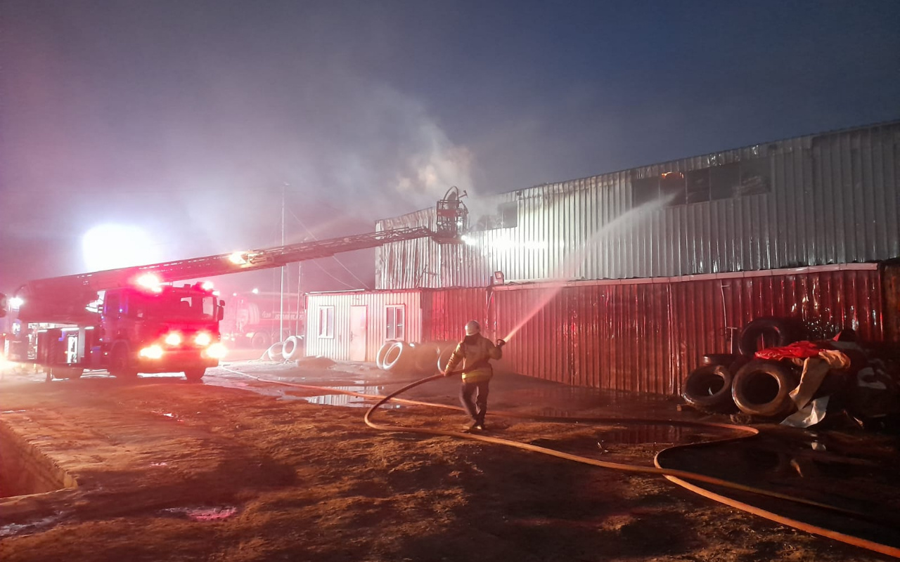 Arnavutköy'de izolasyon malzemesi üreten fabrikada yangın