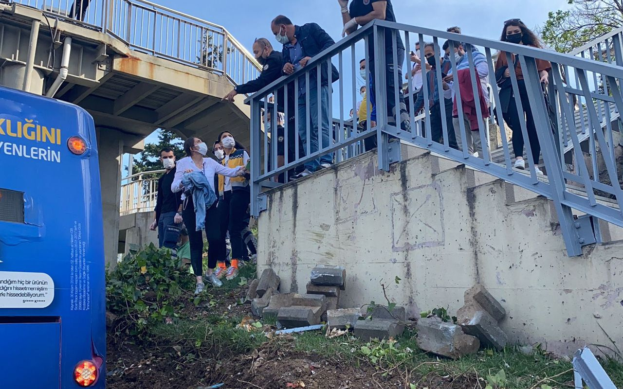 Kadıköy'de otobüs kazası! İETT otobüsü üst geçidin asansörüne çarptı