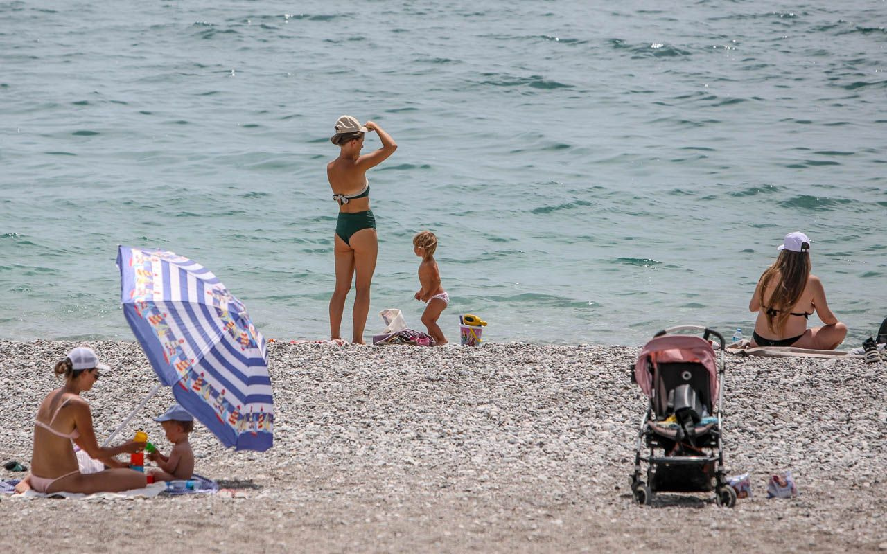 Tam kapanmada turiste kalmaya devam etti Antalya Konyaaltı Sahili'nde bugün