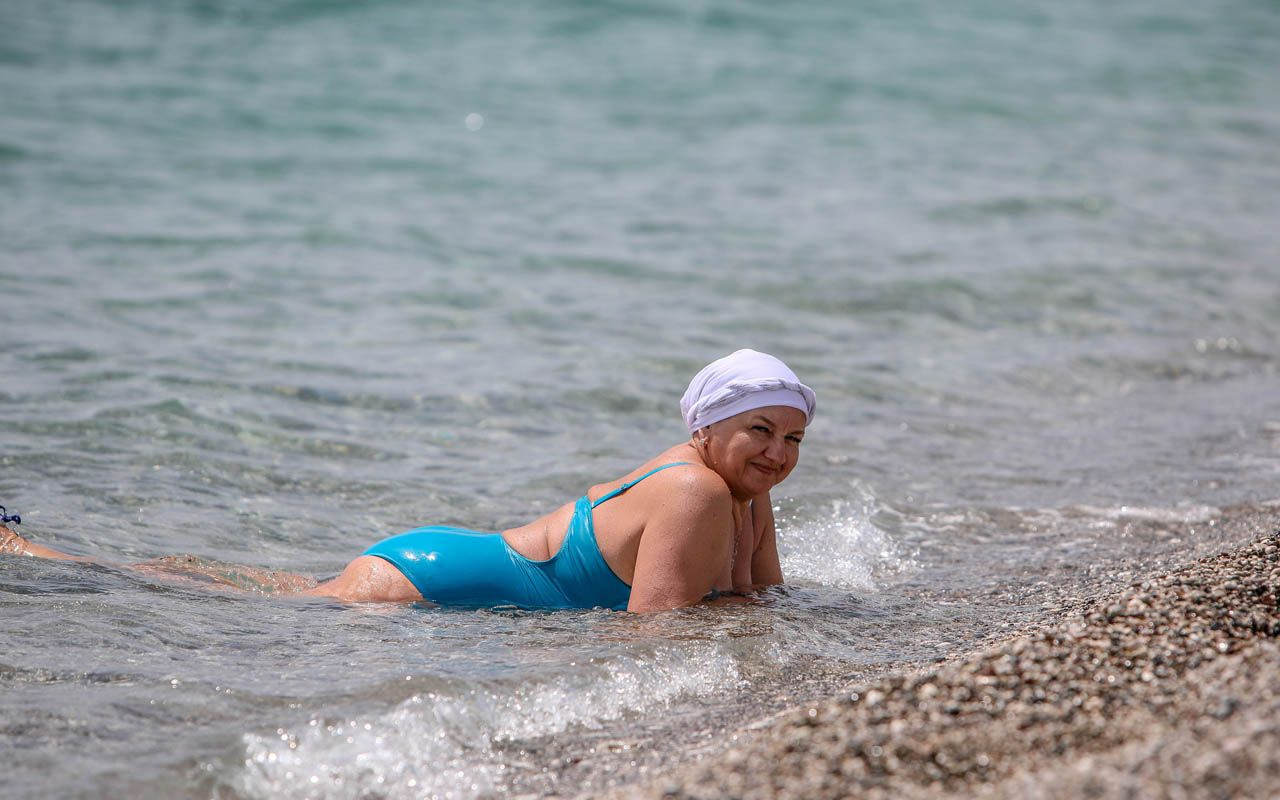 Tam kapanmada turiste kalmaya devam etti Antalya Konyaaltı Sahili'nde bugün