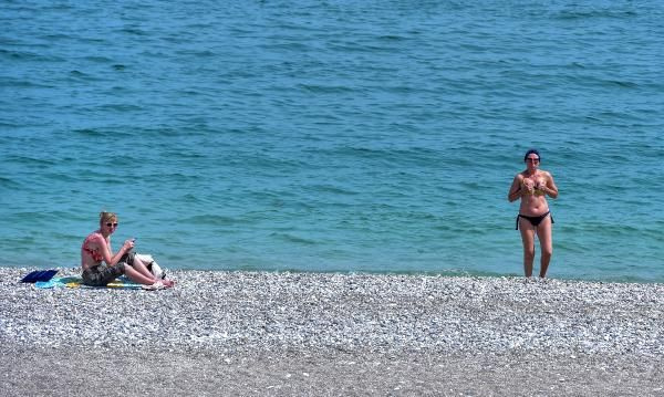 Antalya'da kilometrelerce araç kuyruğu oluştu! Plajlar turistlere kaldı