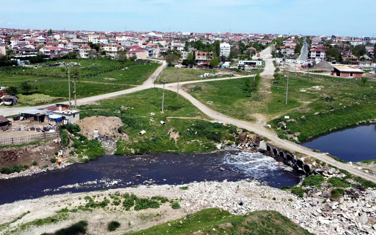 Simsiyah akıyor kokudan pencere açamıyorlar! Çorlu deresi çevre sakinine isyan ettirdi