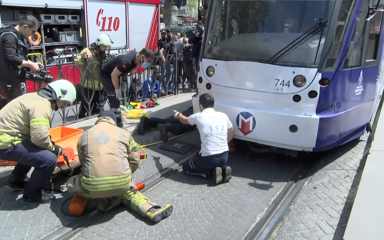 Fatih'te tramvay kazası! Bir vatandaşa çarparak altına aldı