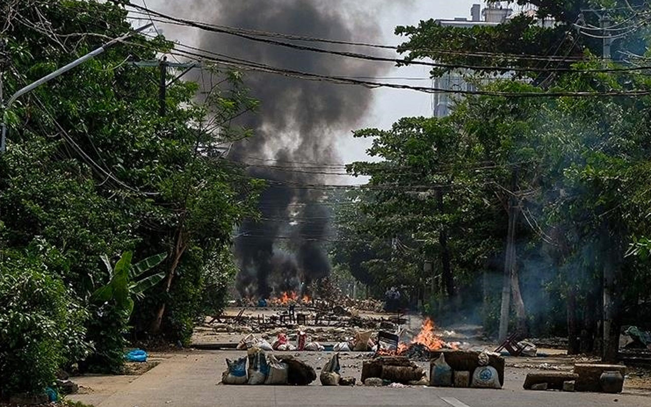 Myanmar'ın Chin eyaletinde darbe karşıtı silahlı grup, ordu ile çatıştı: 8 ölü