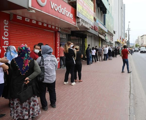 Vatandaşlar PTT'ye akın etti Mardin Gaziantep Samsun Adıyaman'da uzun kuyruklar oluştu
