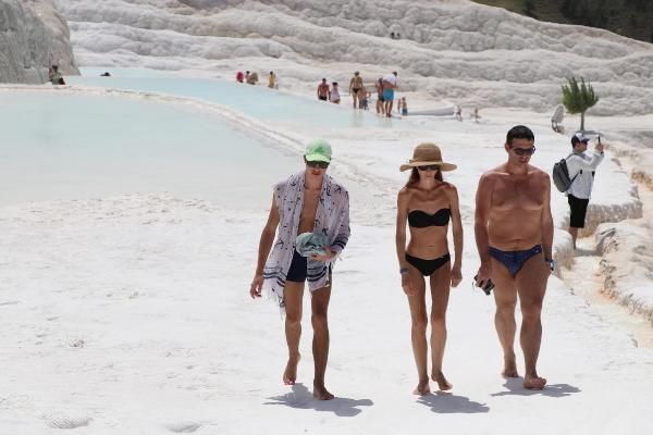 'Beyaz Cennet' Pamukkale turistlere kaldı: Oturup yemek yiyemiyoruz