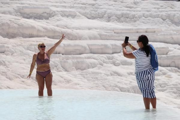 'Beyaz Cennet' Pamukkale turistlere kaldı: Oturup yemek yiyemiyoruz