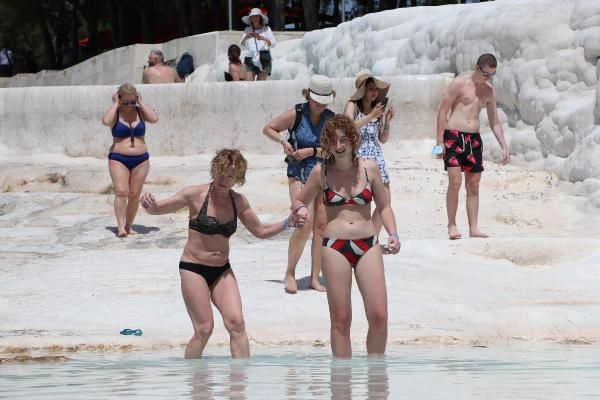 'Beyaz Cennet' Pamukkale turistlere kaldı: Oturup yemek yiyemiyoruz