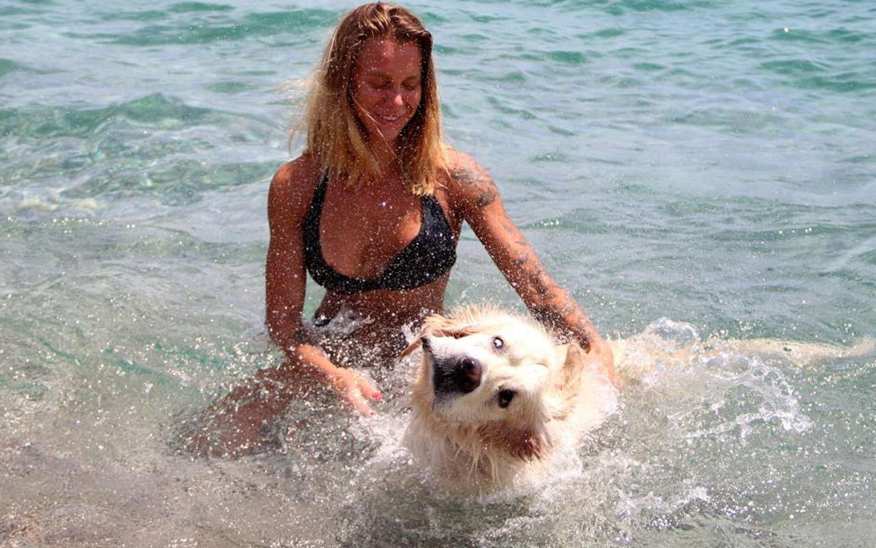 Antalya'da Rus turistin, 9 bin kilometrelik yoldan getirdiği köpeğiyle deniz keyfi!