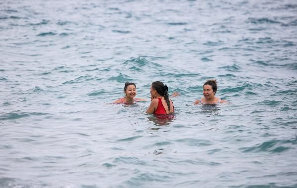 Antalya'da sahiller turistlere kaldı! Denizin keyfini çıkardılar