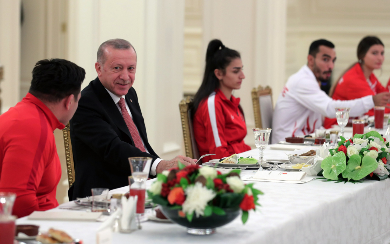 Cumhurbaşkanı Erdoğan milli sporcularla iftar yaptı