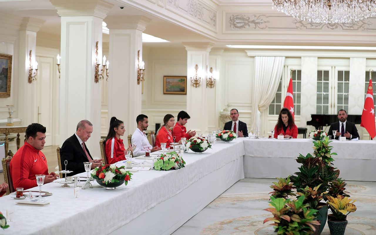 Cumhurbaşkanı Erdoğan milli sporcularla iftar yaptı