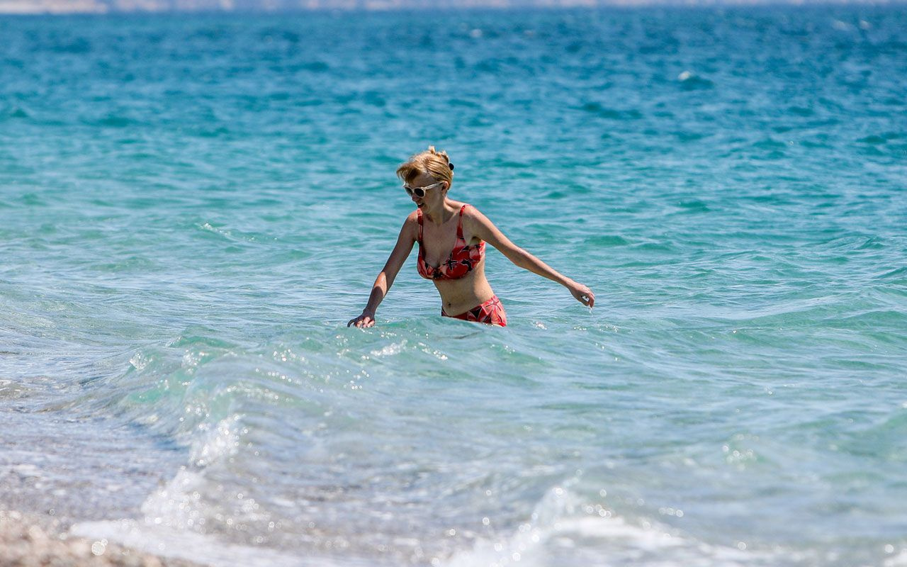 Kısıtlamadan muaf turistler Antalya Konyaaltı Sahili'nde denizin keyfini çıkardı