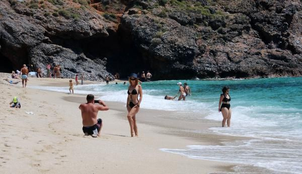 Antalya'da turistler plajları doldurdu! Denizin keyfini çıkardılar