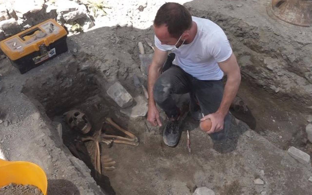 Aydın'da kazı sırasında 5 insan iskeleti bulundu! Ayak izlerinin bulunduğu...
