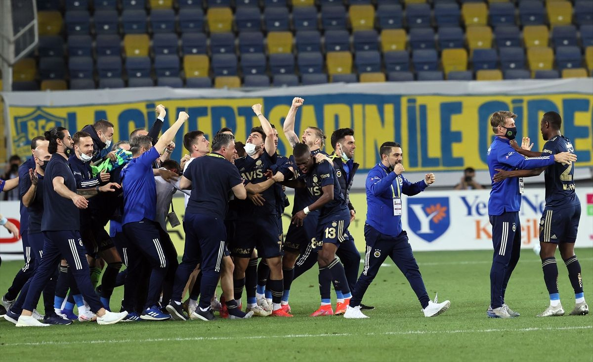 Fenerbahçe, son dakikada kazandı! Caner Erkin ağladı Emre Belözoğlu secdeye yattı