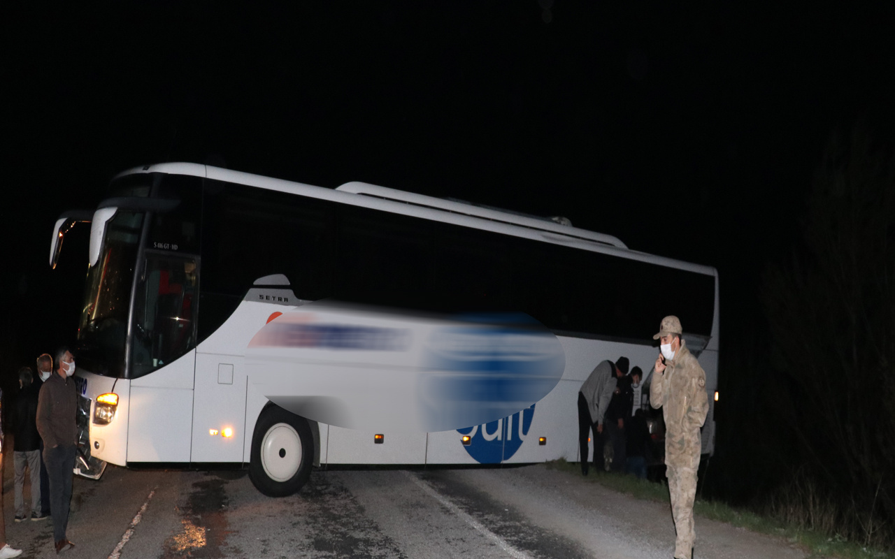 Felakete ramak kala!  Sivas'ta yolu şaşıran şoförün kullandığı otobüs şarampolde asılı kaldı