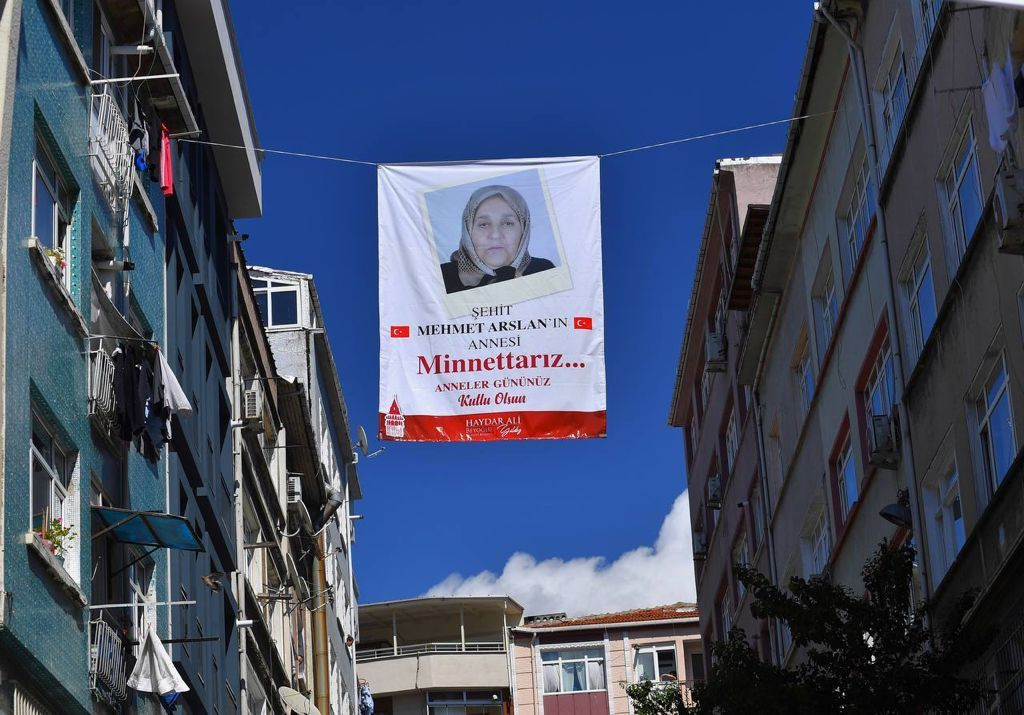 Beyoğlu sokakları şehit annelerinin fotoğraflarıyla donatıldı