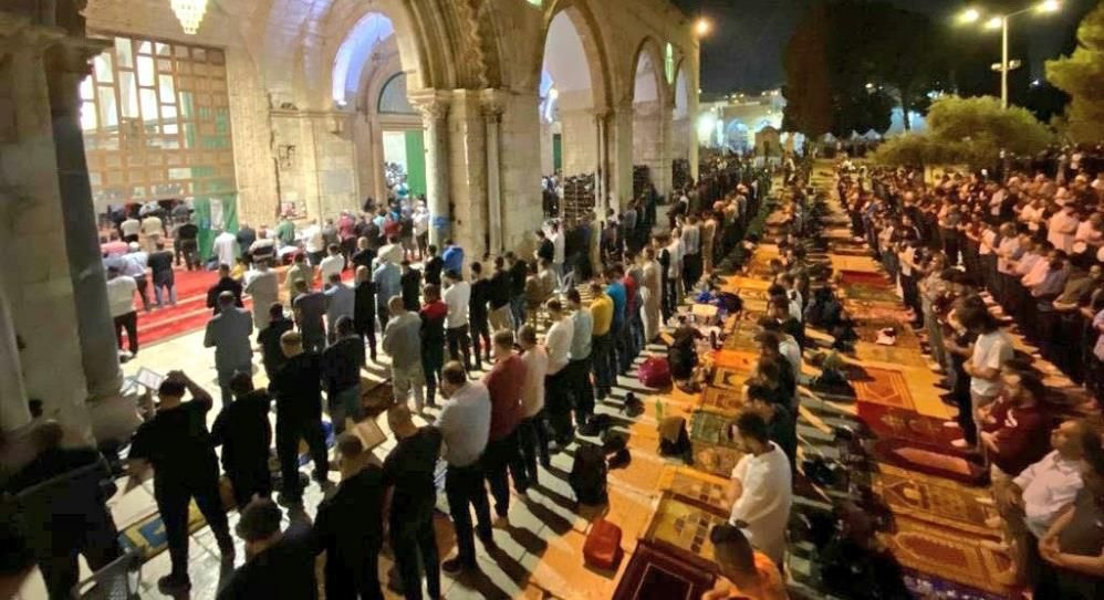 Binlerce Filistinli Kadir Gecesi‘nde teravih namazı için Mescid-i Aksa'ya akın etti