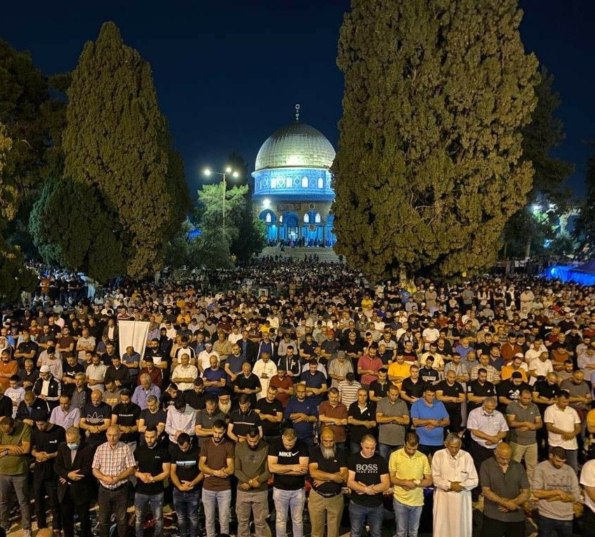 Binlerce Filistinli Kadir Gecesi‘nde teravih namazı için Mescid-i Aksa'ya akın etti