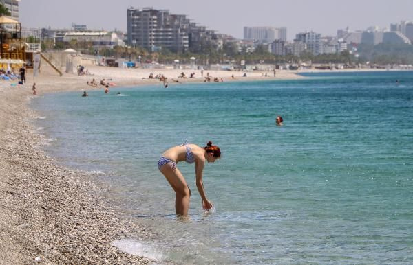 Antalya'da turistler denizin keyfini çıkardı! Sahile akın ettiler