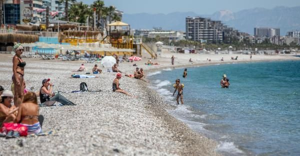 Turistler sıcak havanın tadını çıkardı! Antalya'da sahillere akın ettiler