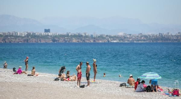 Turistler sıcak havanın tadını çıkardı! Antalya'da sahillere akın ettiler