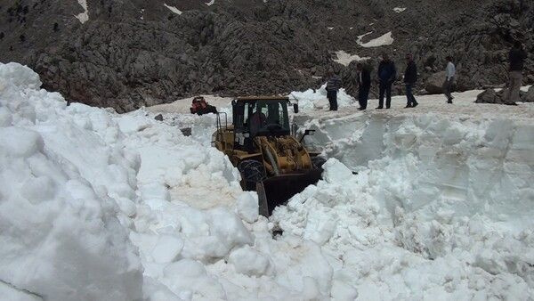 Turistlerin denize girdiği Antalya'da 2,5 metre kar! Kapanan yollar açılıyor