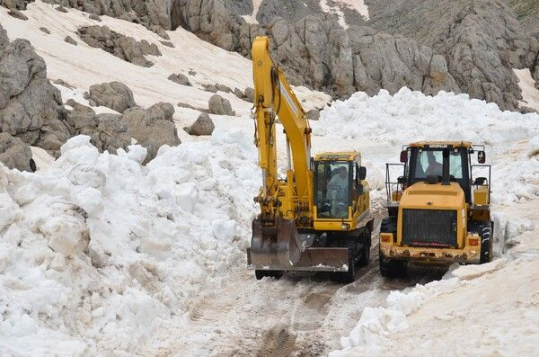 Turistlerin denize girdiği Antalya'da 2,5 metre kar! Kapanan yollar açılıyor
