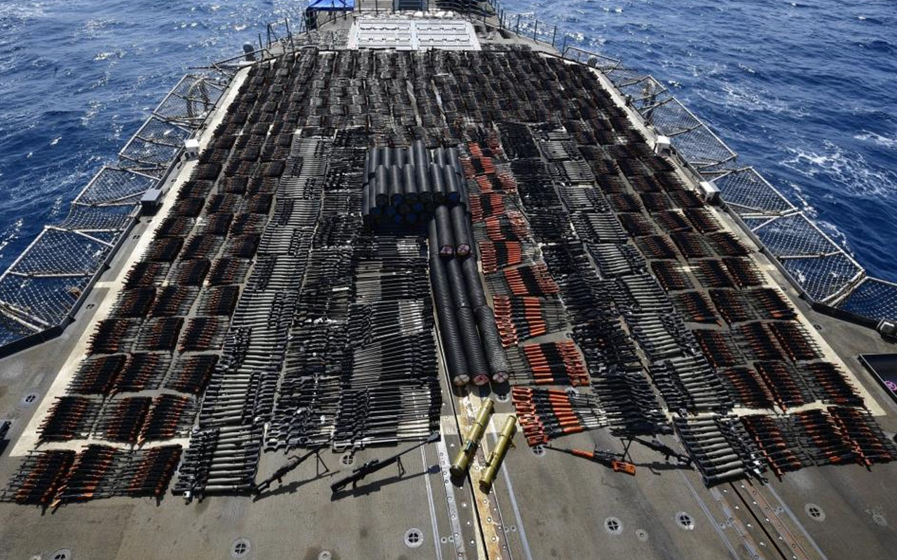 ABD Donanması Umman Denizi’nde silah yüklü bir gemiye el koydu
