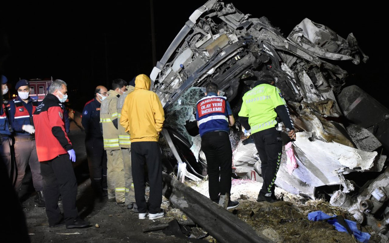 İzmir'de bariyerlere çarpan TIR'daki 2 kişi öldü