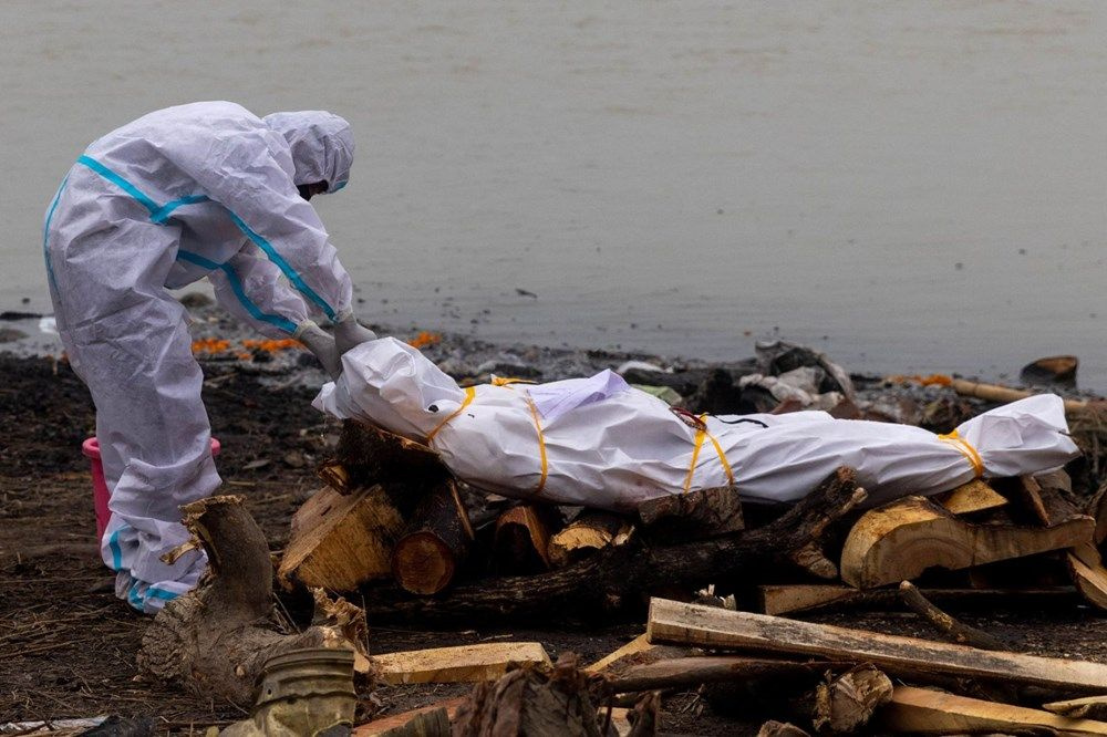 Hindistan Ganj Nehri'nde korkutan görüntü! Covid-19'dan ölen 71 kişinin cesedi kıyıya vurdu