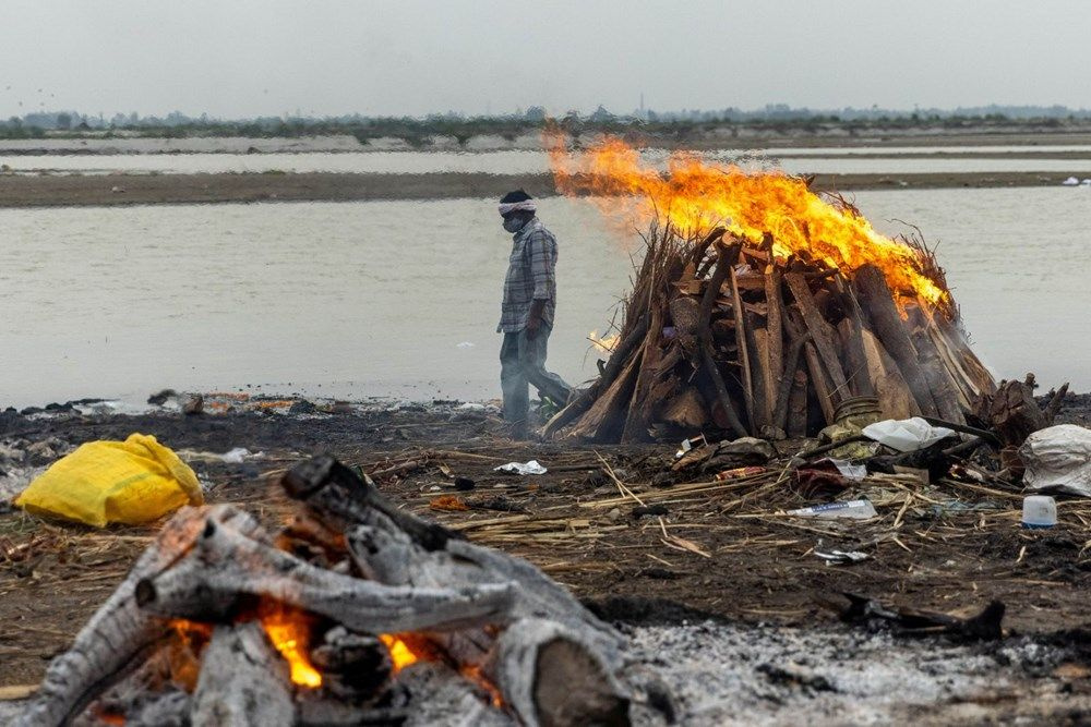 Hindistan Ganj Nehri'nde korkutan görüntü! Covid-19'dan ölen 71 kişinin cesedi kıyıya vurdu