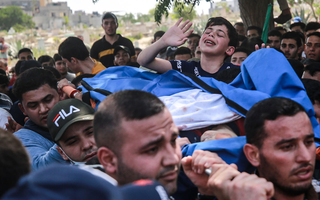 Filistinli küçük çocuğun şehit olan babasına vedası yürekleri dağladı