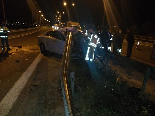 İstanbul'da feci kaza! TEM'de bariyerlere saplanan otomobilin motoru fırlayıp gitti: 1 ölü