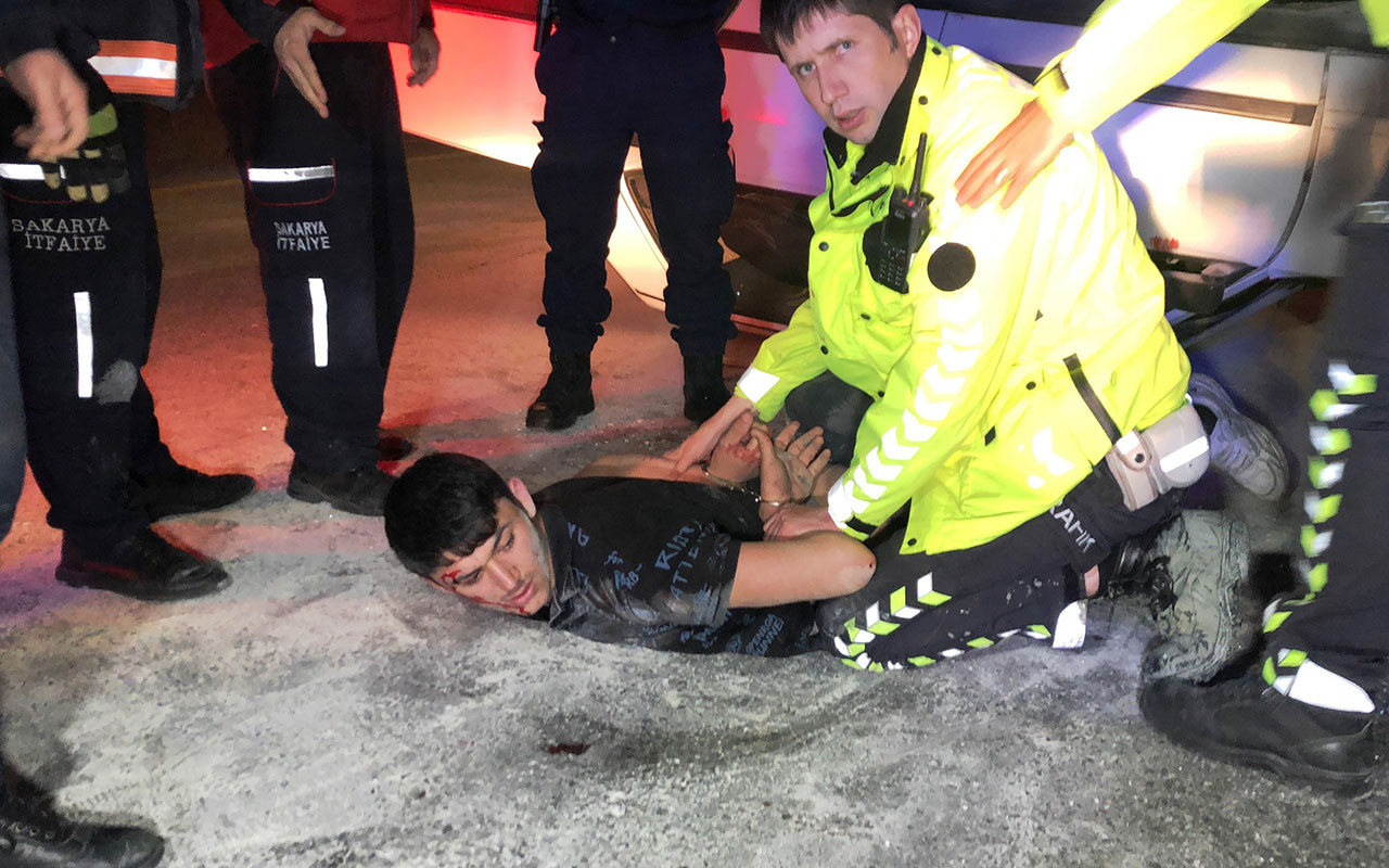 Sakarya'da alkollü sürücü, kendisini kurtaran ekiplere saldırdı