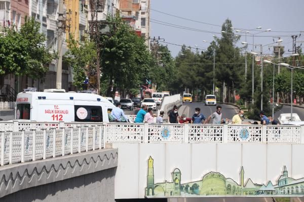 Diyarbakır'da hareketli saatler! Genç kızın intiharını önleyen polisler yere çelik yeleklerini serdi