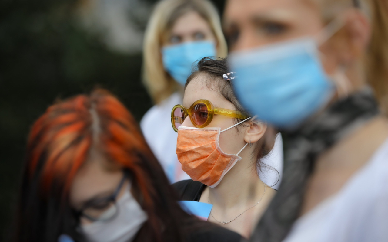 Koronavirüs vakaları patladı maske fiyatlarına yüzde 300 zam geldi! Fırsatçılar işbaşında