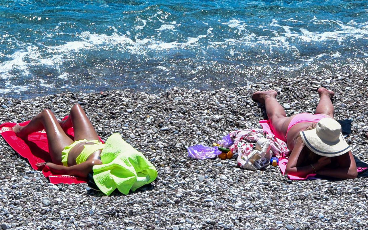 Antalya Konyaaltı Sahili bayramın ikinci gününde de  turistlerin oldu