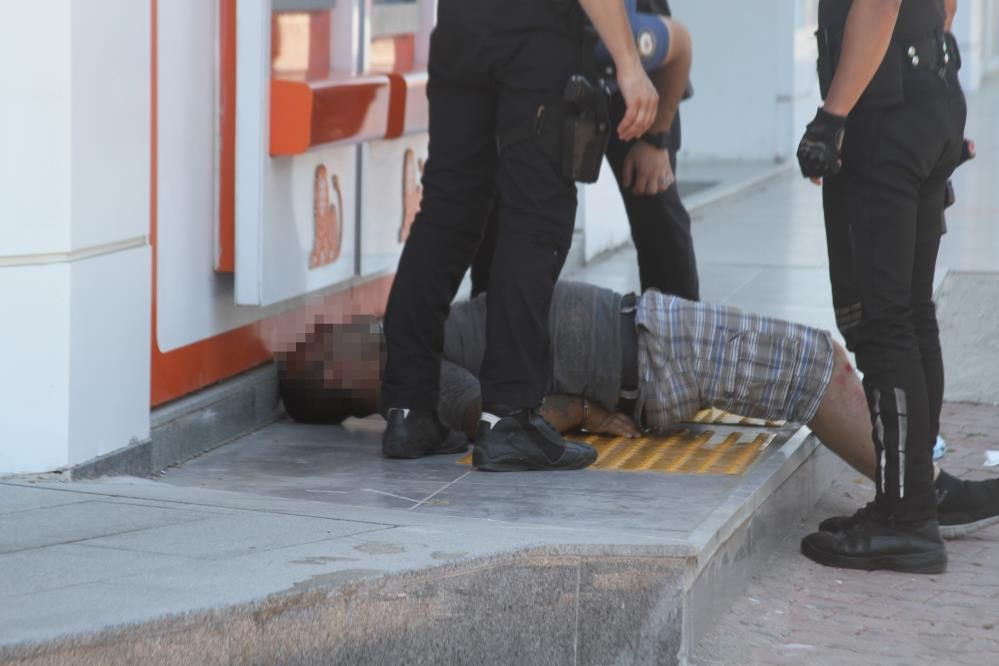 Antalya'da kısıtlamayı ihlal eden sürücü, polisin üzerine yürüdü: Savcı akrabam var