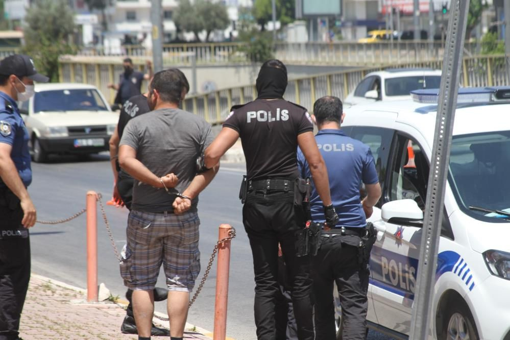 Antalya'da kısıtlamayı ihlal eden sürücü, polisin üzerine yürüdü: Savcı akrabam var