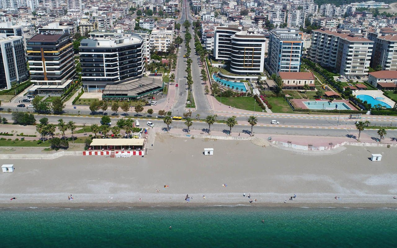 Antalya Konyaaltı Sahili bayramın ikinci gününde de  turistlerin oldu