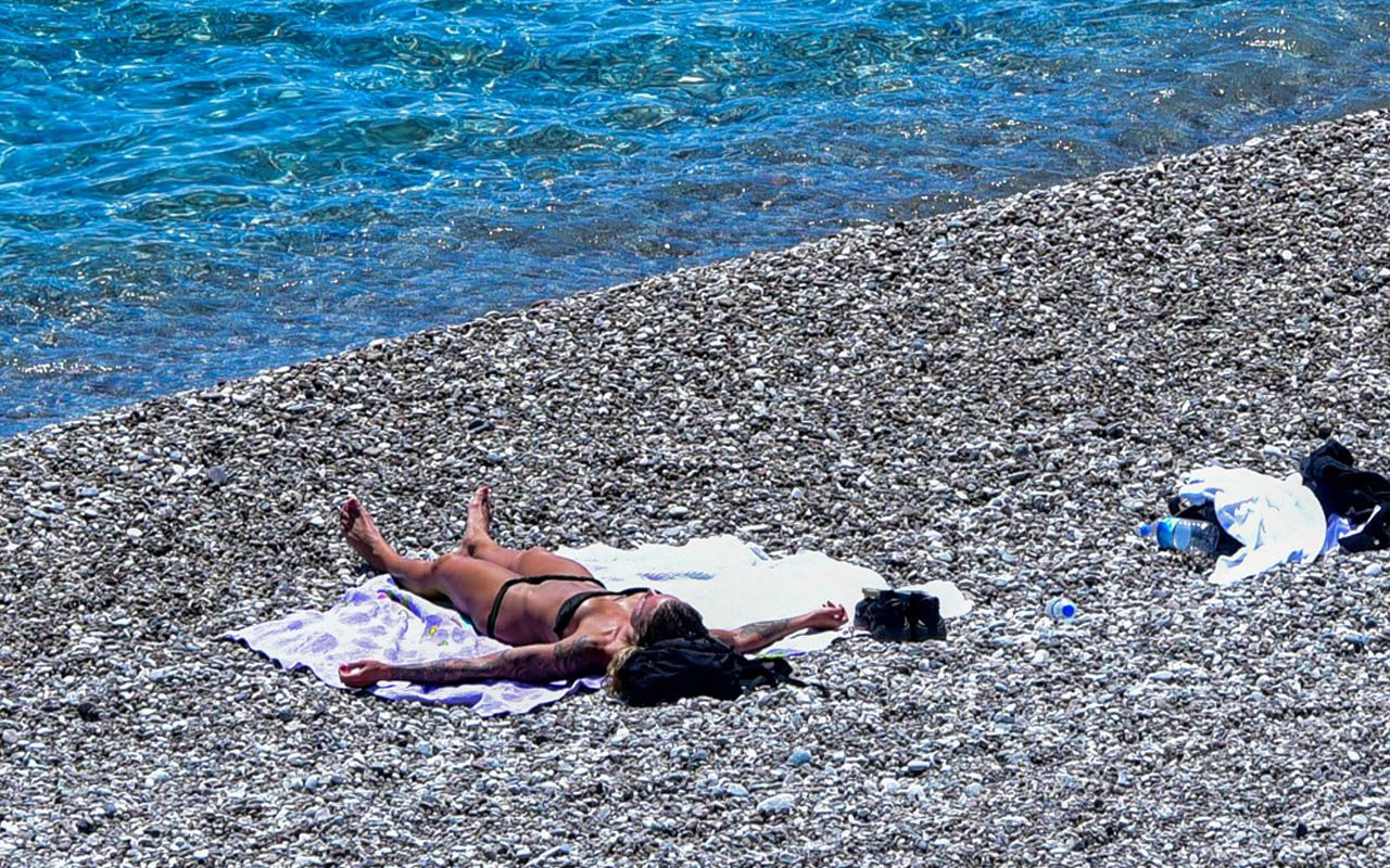 Antalya Konyaaltı Sahili bayramın ikinci gününde de  turistlerin oldu