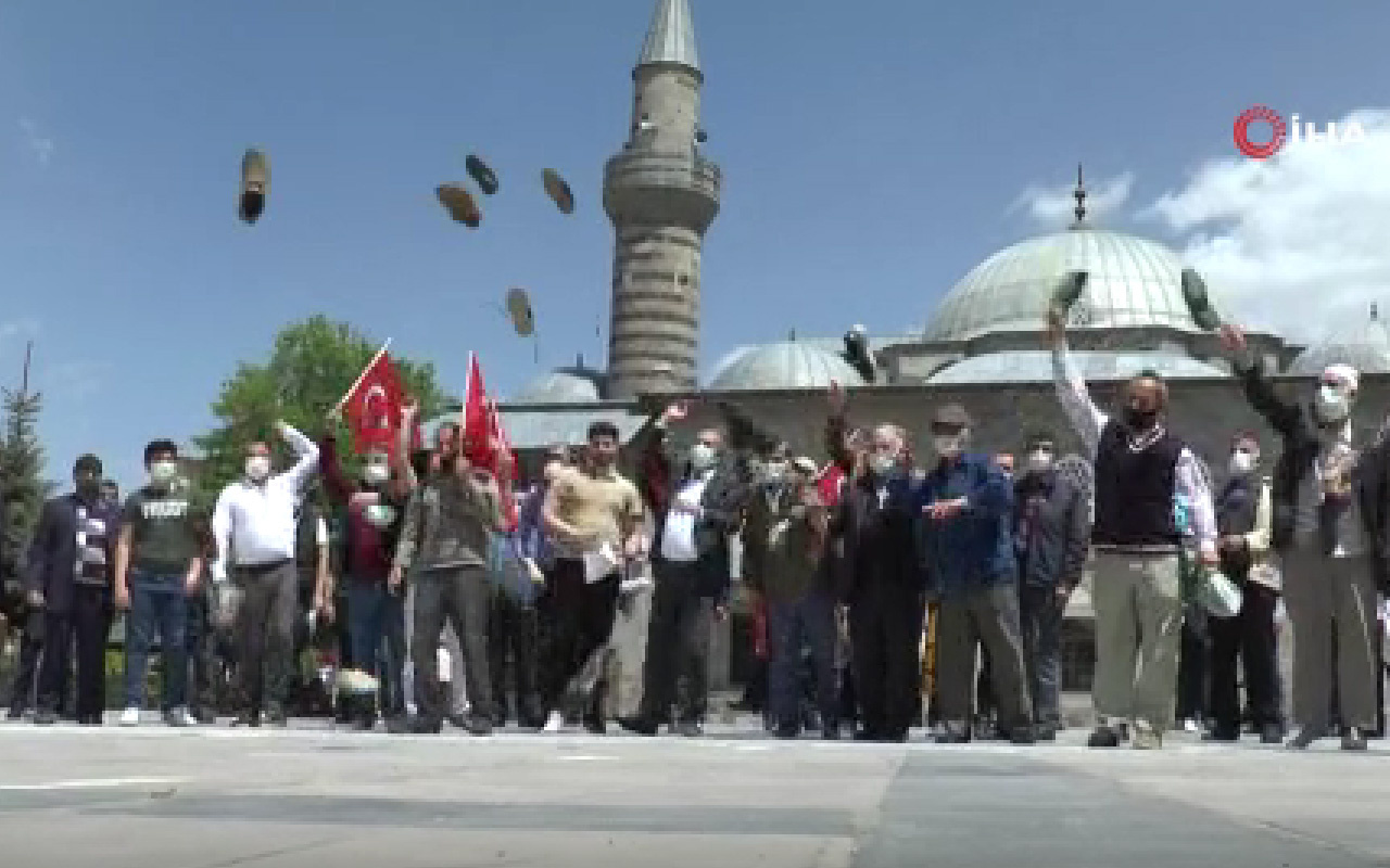 Erzurum'da ayakkabılarını çıkartıp fırlattılar! İsrail’in saldırılarını lanetlediler