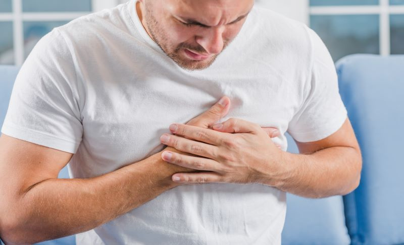 Kalp krizi belirtileri nelerdir? Göğüste rahatsız edici bir baskı varsa...