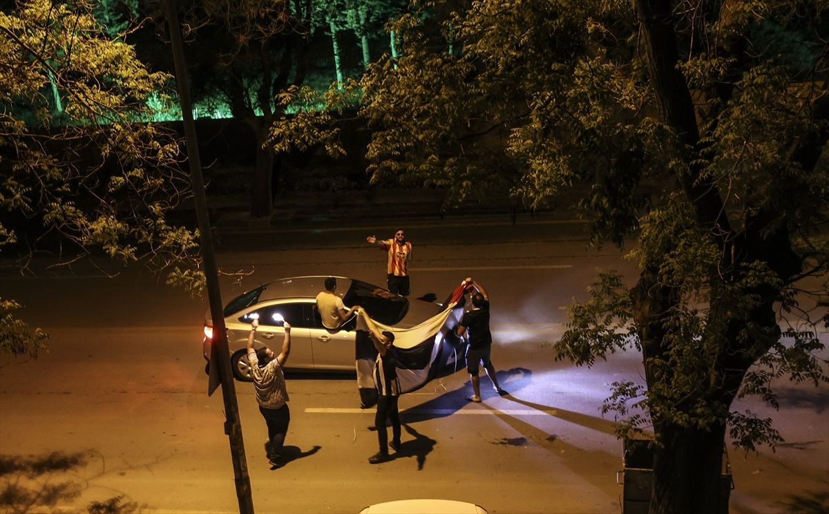 Şampiyonluk sevinci kısıtlama dinlemedi Beşiktaş taraftarları sokaklarda kutlama yaptı
