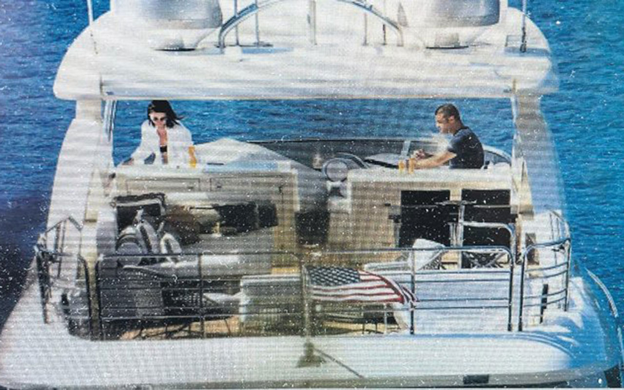 İşte yılın aşkının fotoğrafı! Sibel Can ile Emir Sarıgül ile Ege'de teknede baş başa tatilde