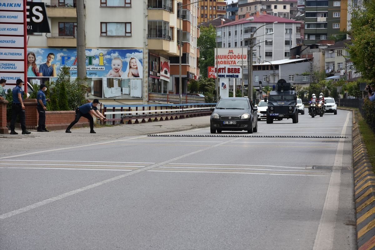 Görenler soygun var sandı! Trabzon'da polis ekiplerinin silahlı soygun tatbikatı gerçeği aratmadı