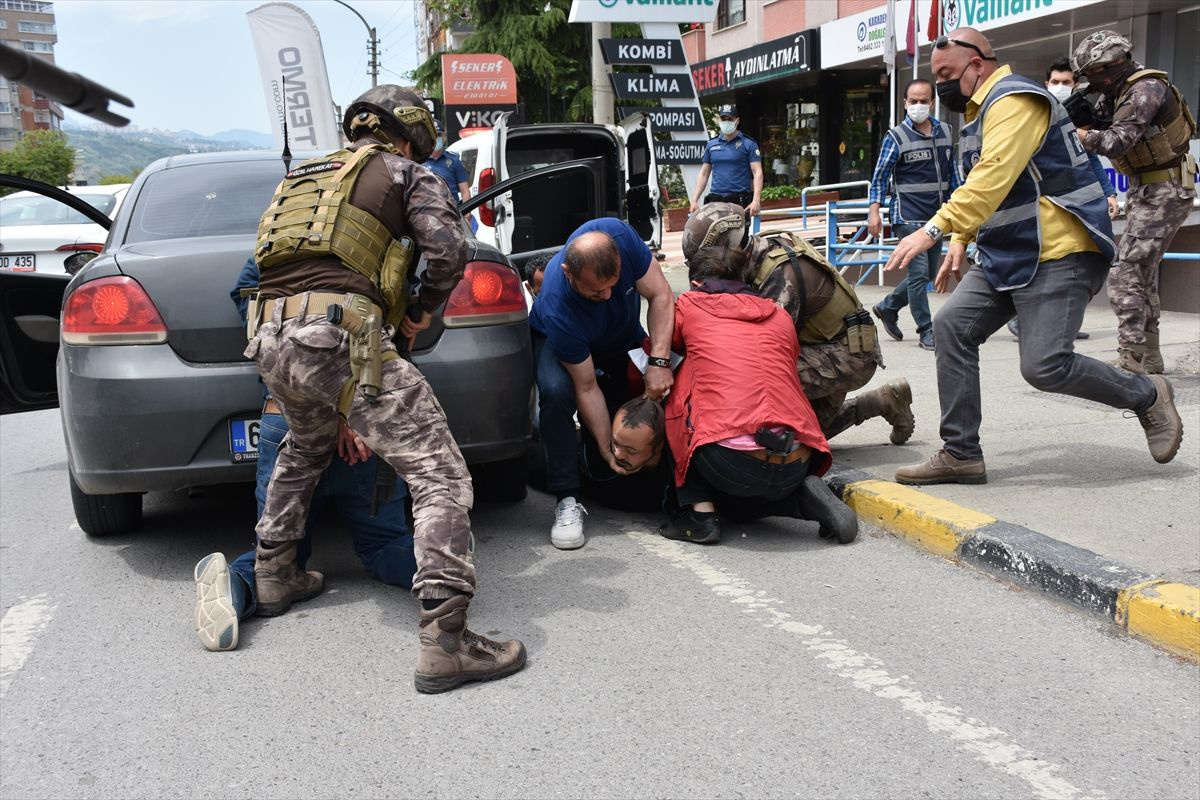 Görenler soygun var sandı! Trabzon'da polis ekiplerinin silahlı soygun tatbikatı gerçeği aratmadı